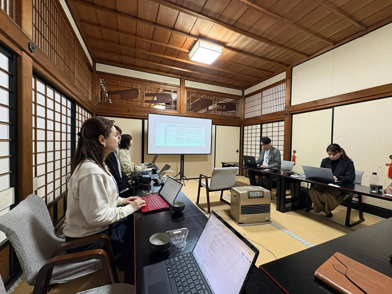 清見寺の座敷を貸し切って行う寺ミーティングの風景