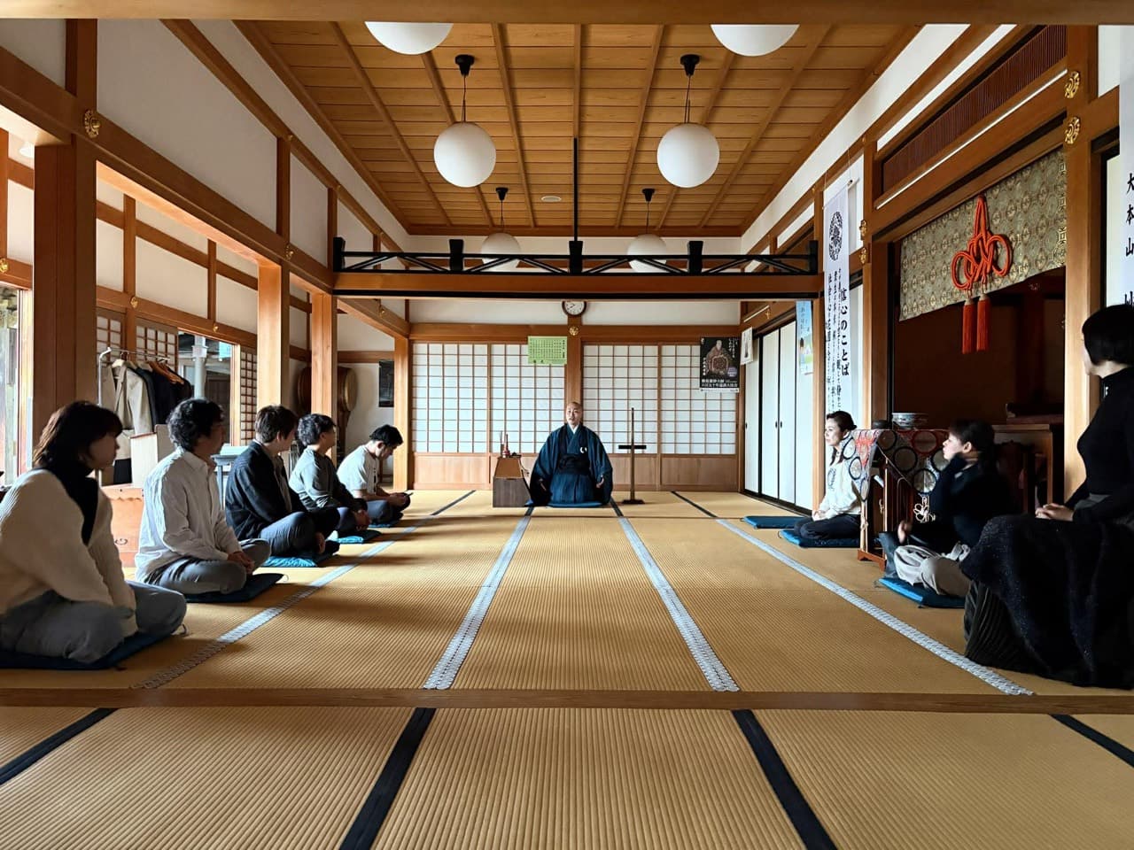 瑞雲院で早朝に座禅を行う参加者の風景