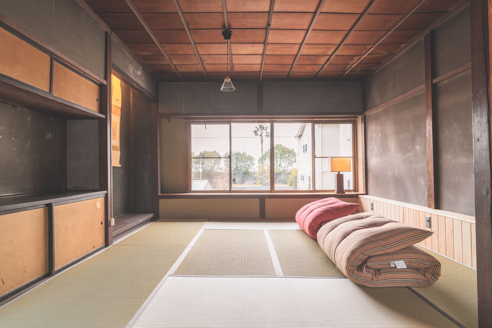 Seisei-an momen: cotton futons folded in the tatami room